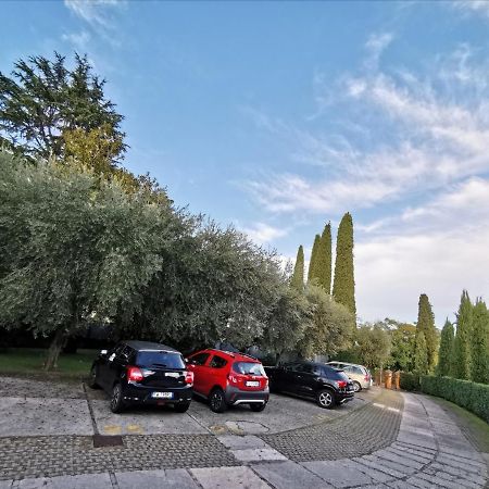 Casa Carolina: King Size Bed Across From Golden Beach Desenzano del Garda Buitenkant foto