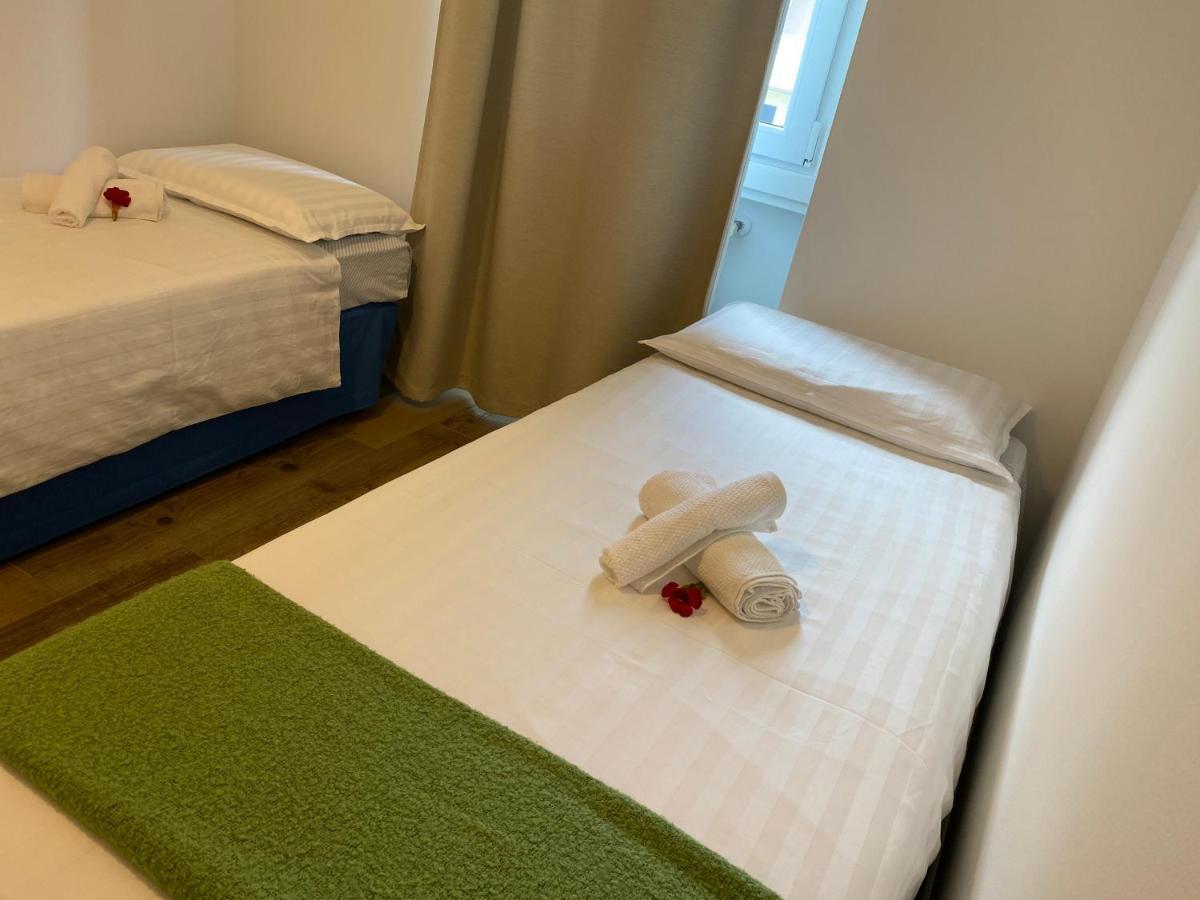 Casa Carolina: King Size Bed Across From Golden Beach Desenzano del Garda Buitenkant foto