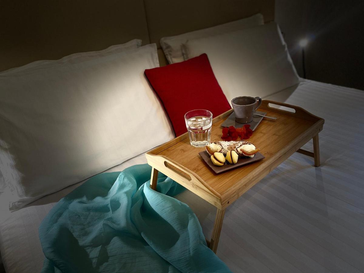 Casa Carolina: King Size Bed Across From Golden Beach Desenzano del Garda Buitenkant foto